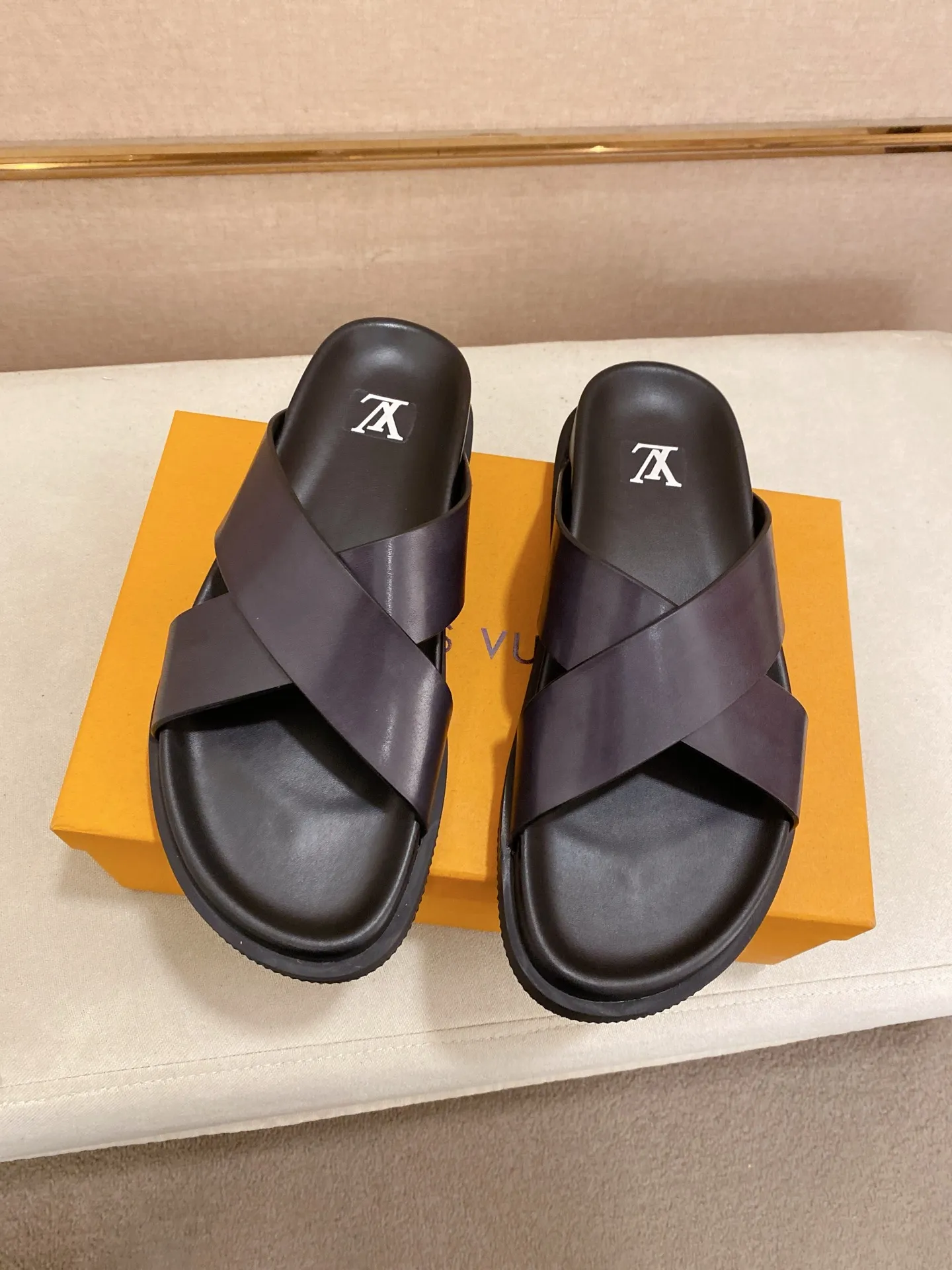 Factory price: 420💰Made by LV🔍Top purchasing agent. Men's spring and summer slippers are available at the same counter. The uppers are made of cowhide imported from Italy. High-quality craftsmanship, soles: original soles specially provided by the original factory, exclusive movable molded soles are super comfortable, original factory follow-up goods, 🔍🔍high quality, can be entered and exited the counter at will, welcome to compare, code number 38-44. Can be customized45
